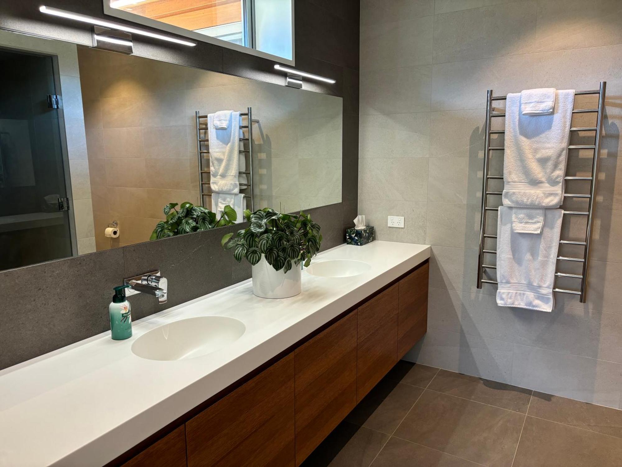 Tucker Beach Private Exclusive Retreat Квинстаун Номер фото